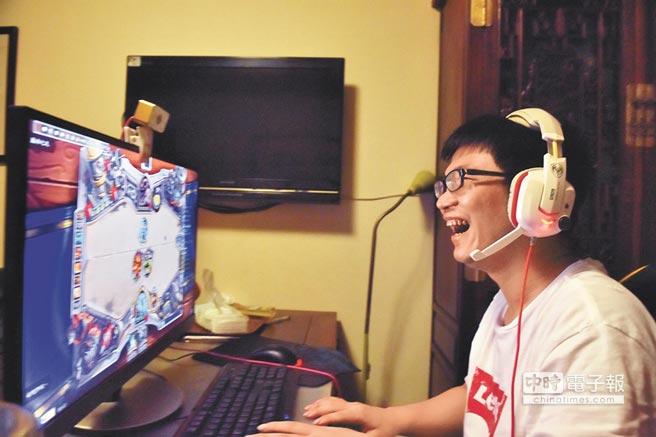 宅男在家玩游戏（宅男在家玩游戏胖死周）