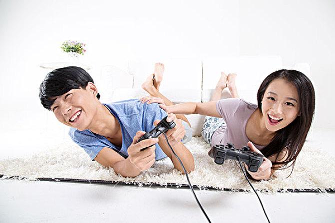 情侣玩的电脑游戏（情侣之间玩的游戏）