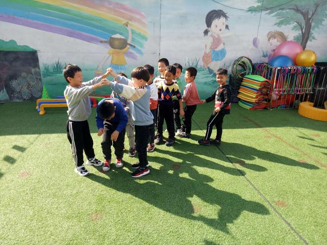 和小孩能玩什么游戏（小孩能玩什么游戏四人）