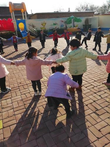 在学校玩的游戏大全（在学校玩什么游戏好玩）
