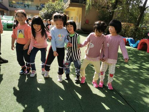 小孩子多人玩的游戏（小孩子多人玩的游戏大全）