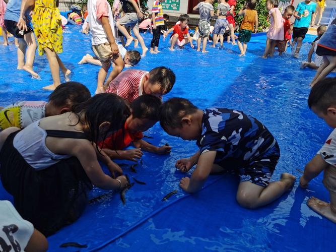 小孩玩的抓鱼游戏（小孩玩抓鱼游戏的看图写话图片）