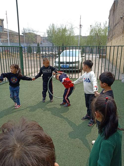幼儿园小朋友可以玩的小游戏（幼儿园小朋友玩的小游戏室内）