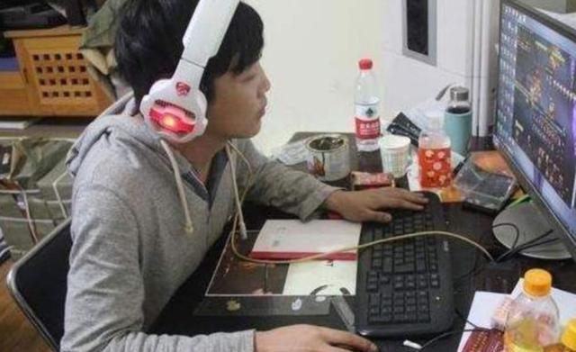 有没有会玩游戏的学霸男生（会玩游戏的男生聪明吗）
